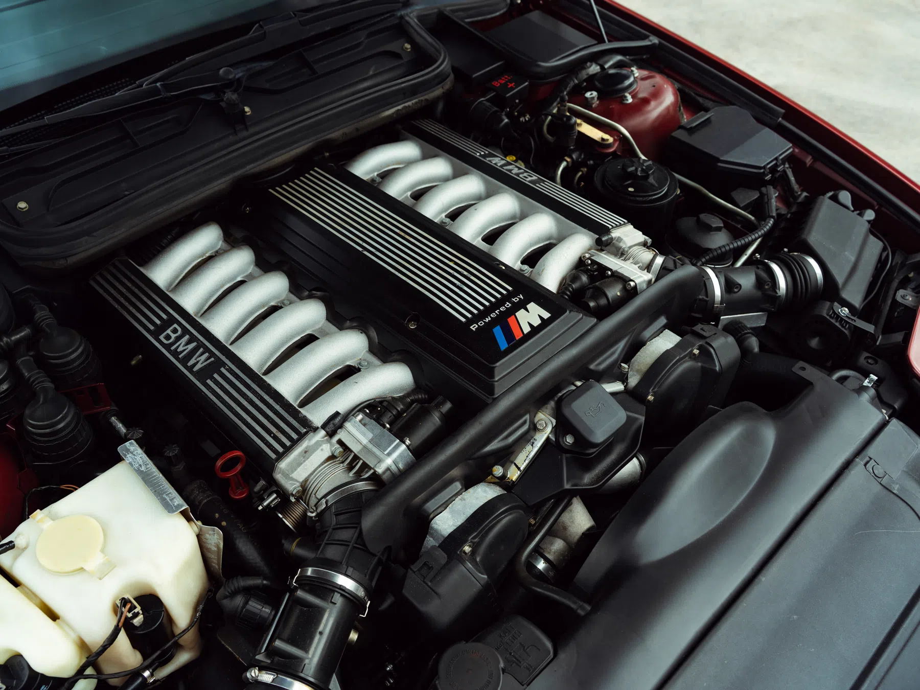 BMW 850CSi rood